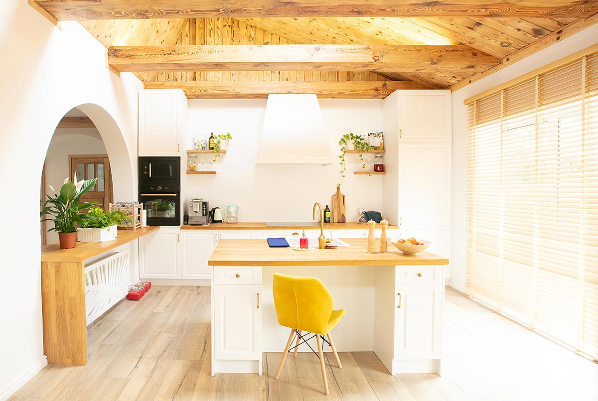 Bellissima cucina con isola rustico moderno, bianco e legno.