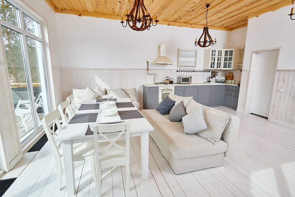 Cucina ad angolo moderna aperta con sala sa pranzo.