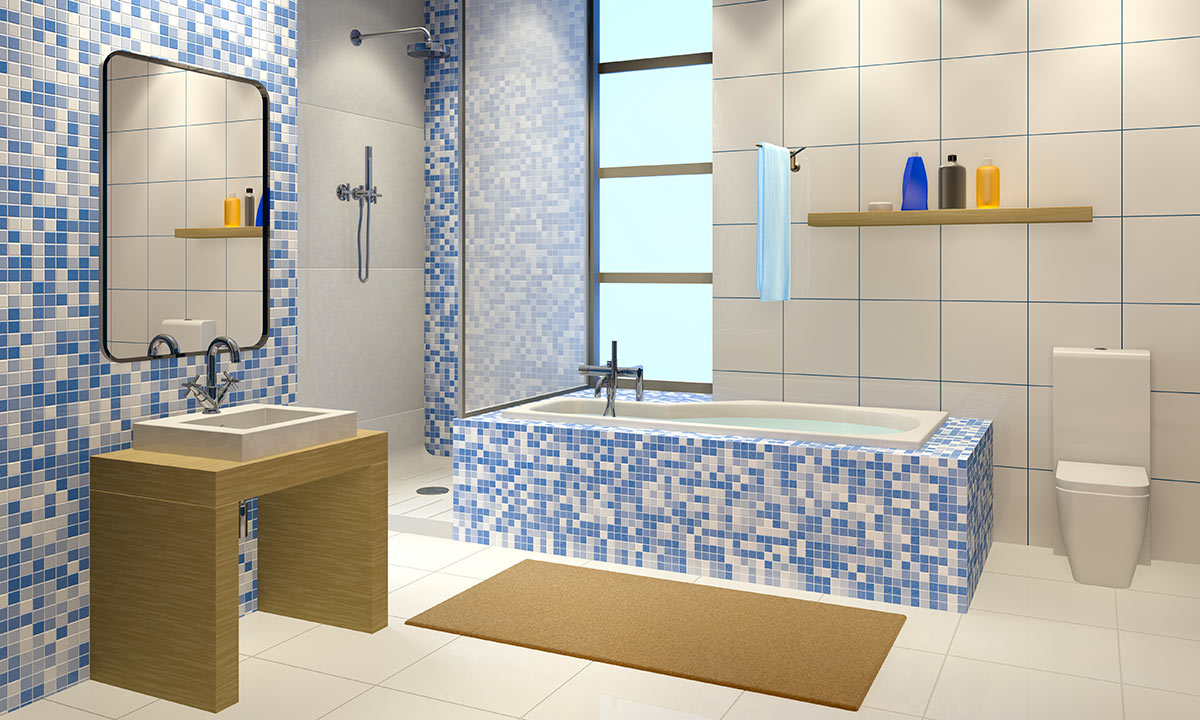 Bagno con parete e vasca con rivestimento mosaico bianco e blu, mobile in legno chiaro