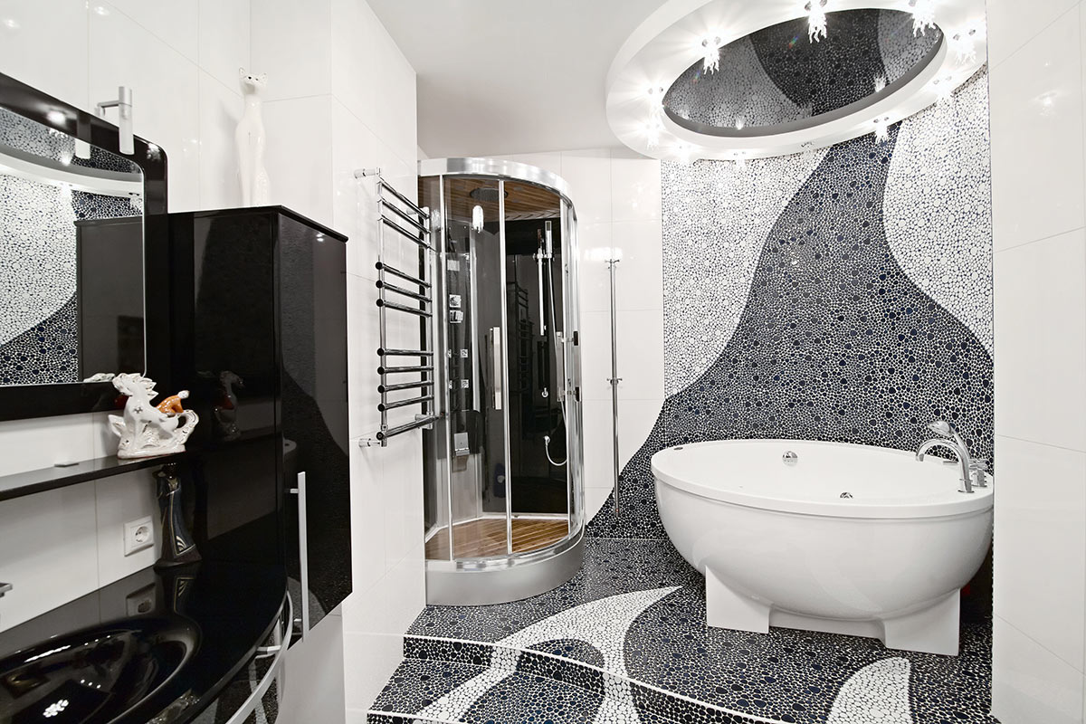 Bagno moderno con rivestimento in mosaico