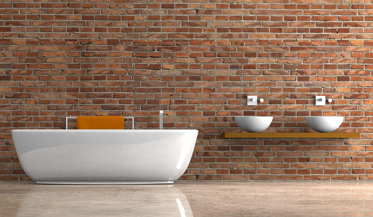 Parete bagno rivestita con mattoni rossi