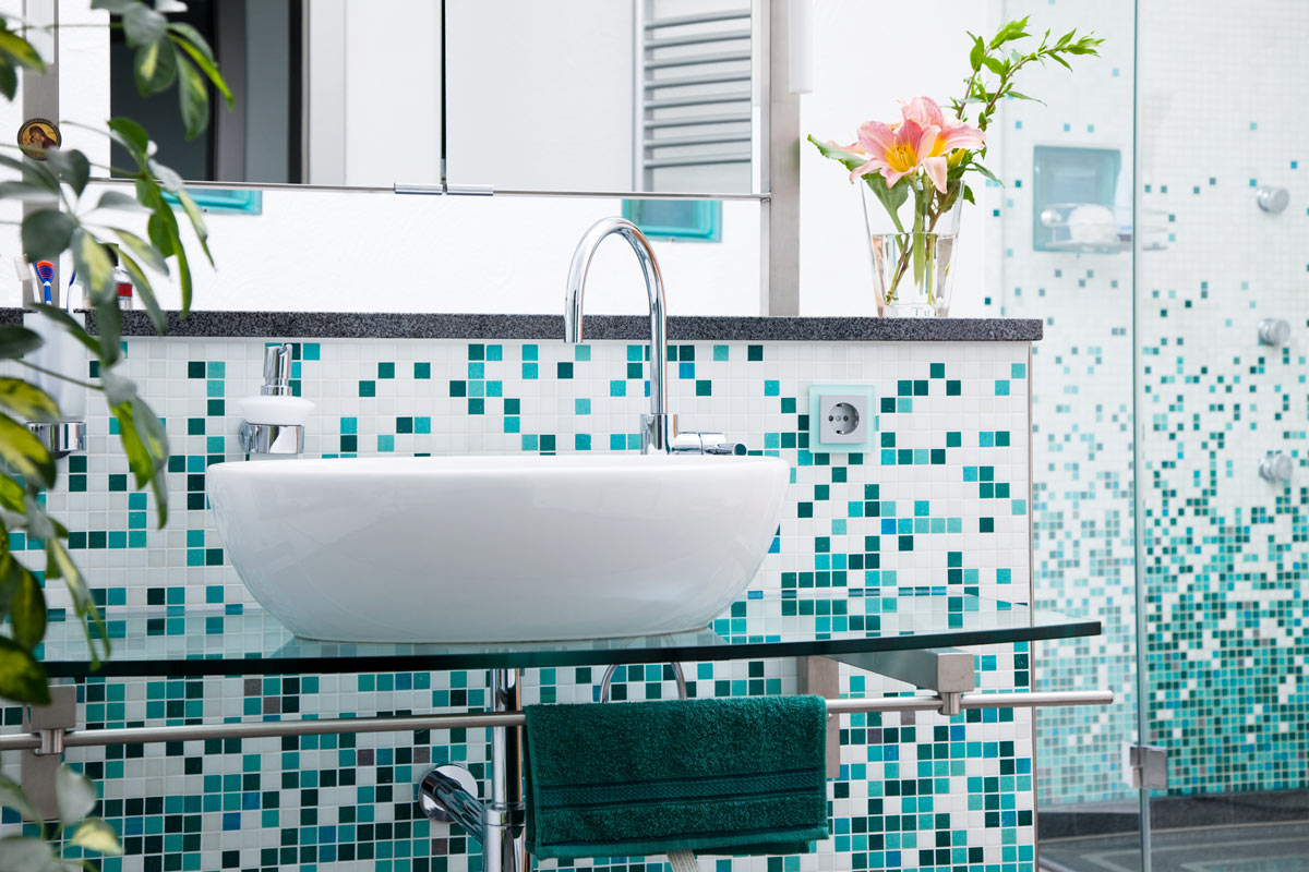 Bagno con piastrelle mosaico bianche e azzurre