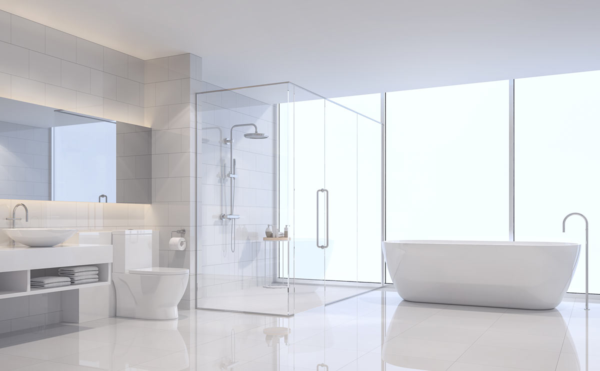 Grande bagno luminoso bianco con vasca design e doccia grande con box trasparente.