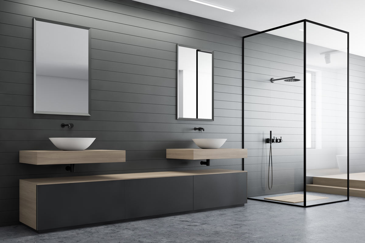 Bellissimo bagno moderno con pareti grigie e mobili lavabo sospesi in legno chiaro.