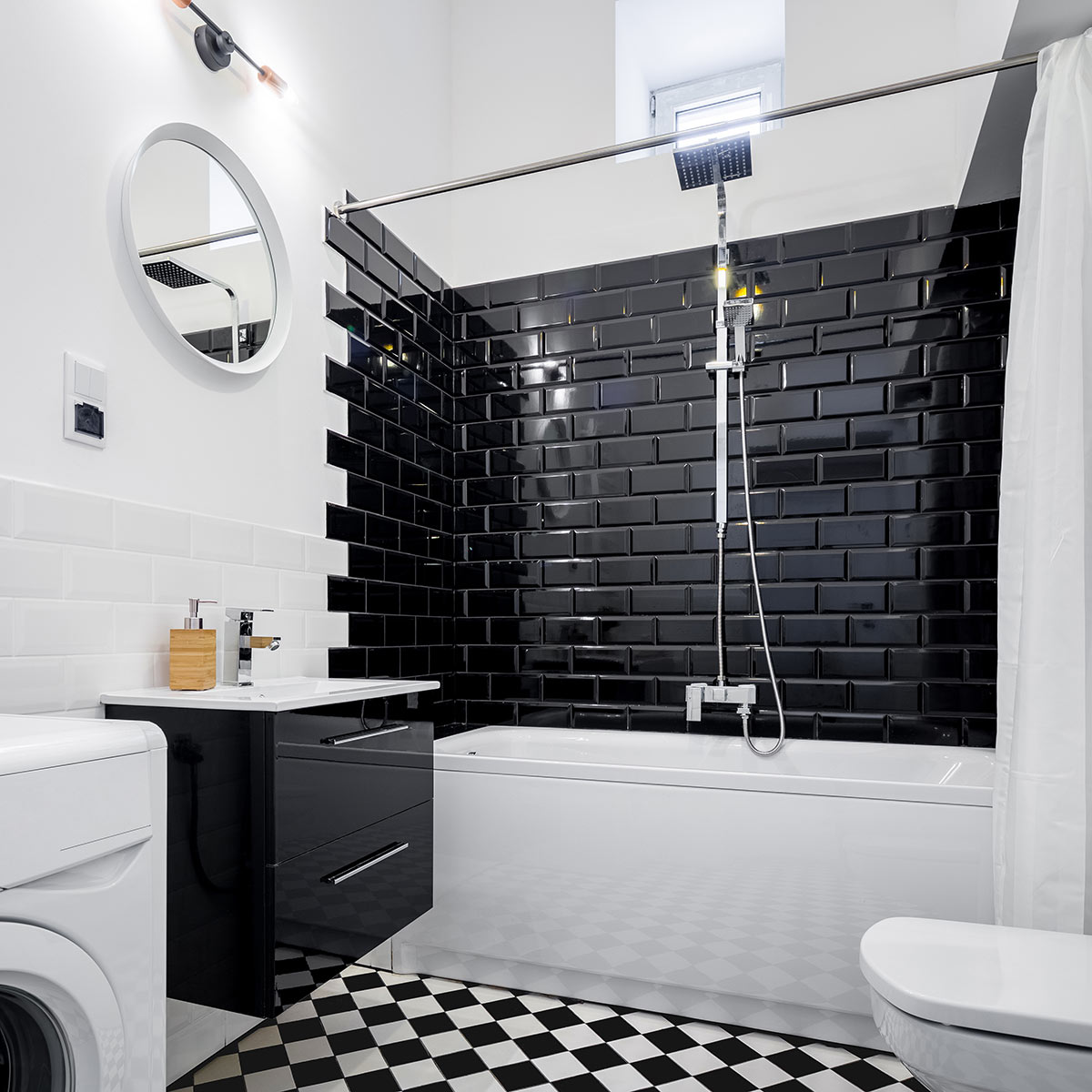 bagno nero e bianco con colori perfettamente alternati