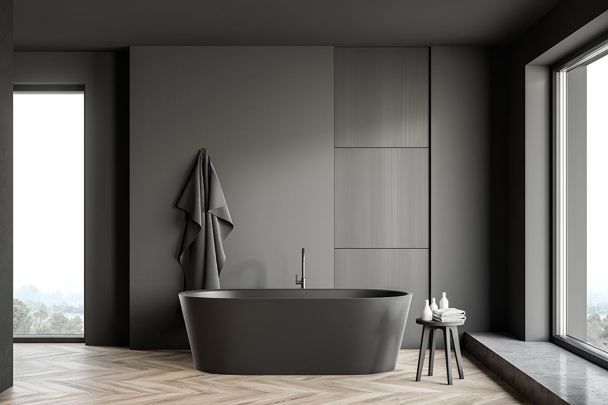 Bagno moderno grigio e nero con pavimentazione effetto parquet.