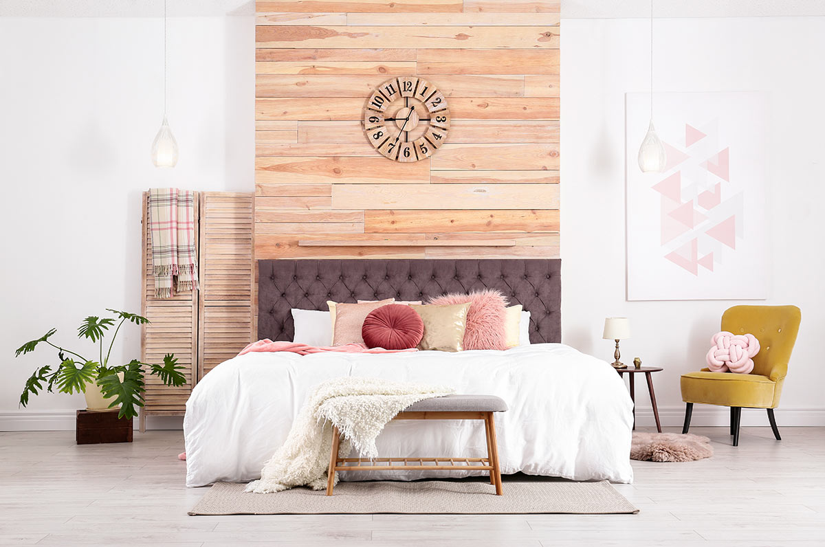 Bellissima testata letto con parete in legno tipo pallet.