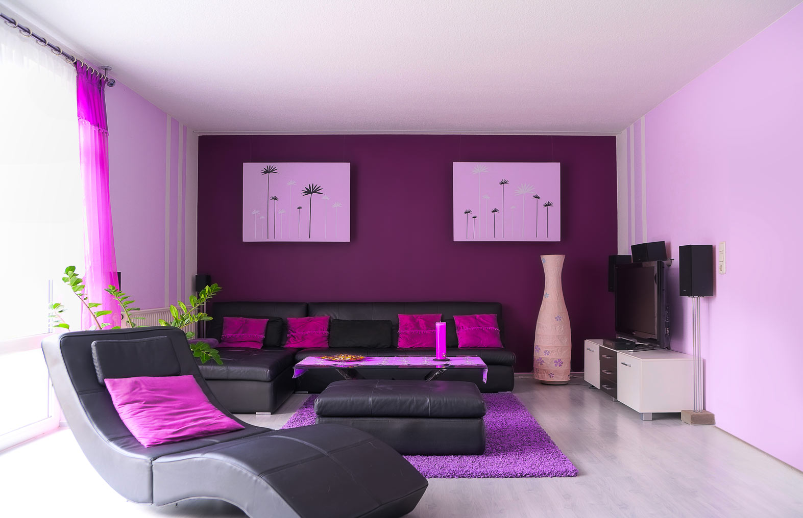 Salotto moderno con pareti viola e fucsia.