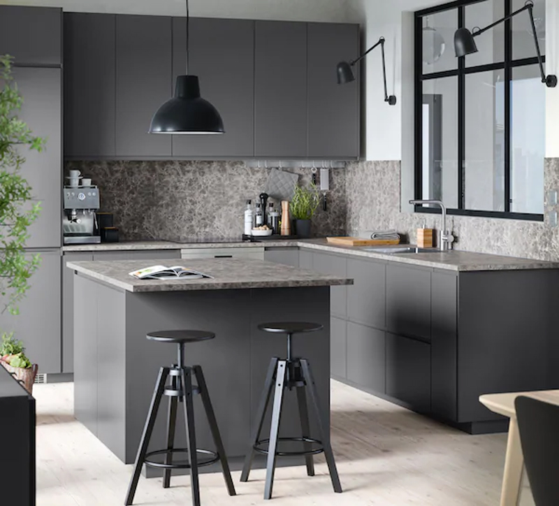 La cucina IKEA VOXTORP grigio opaco.