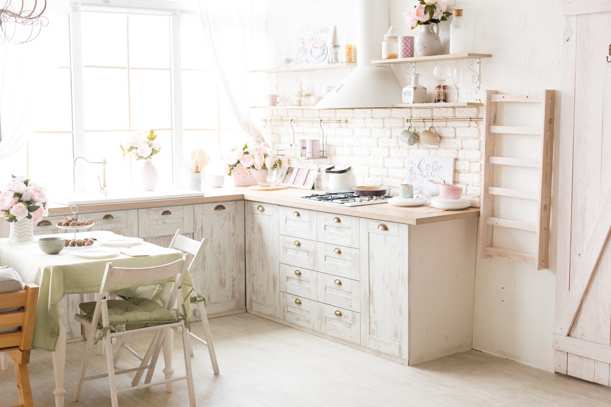 Splendida cucina in legno bianco stile shabby.