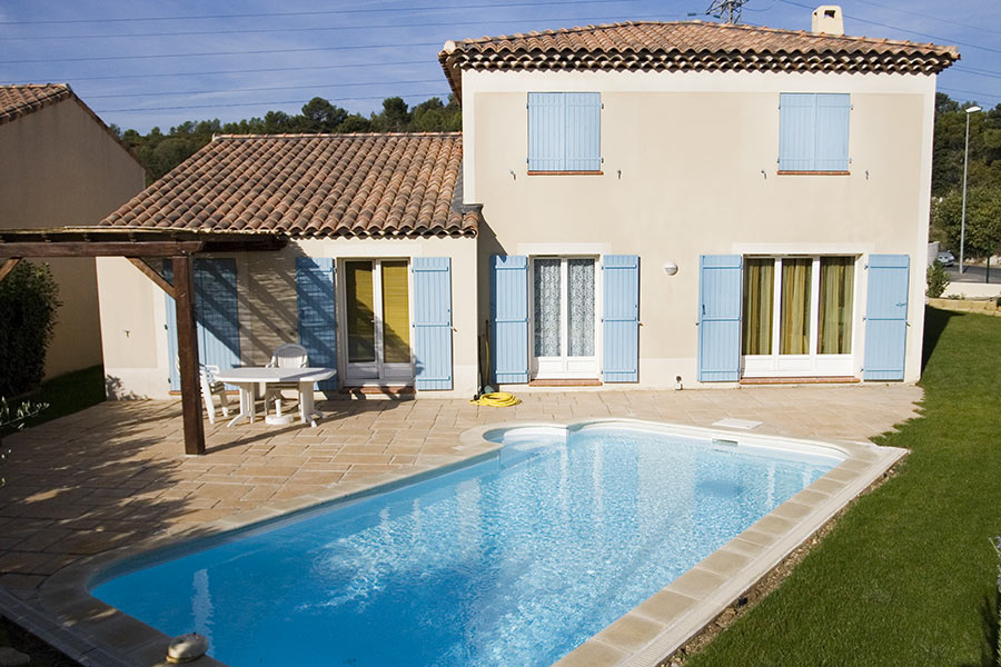 Casa con piscina in vetroresina in giardino.