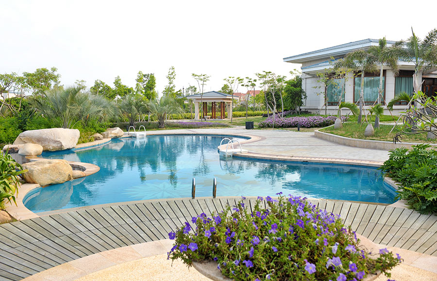 Villa con grande piscina interrata in polistirolo a forma libera.