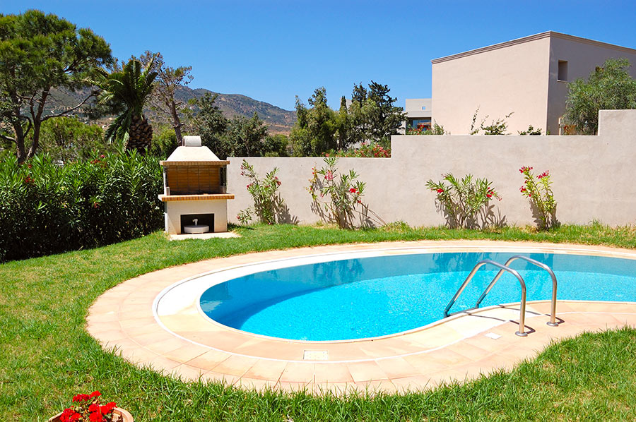 Bella piscina di forma ovale in materiale vetroresina.