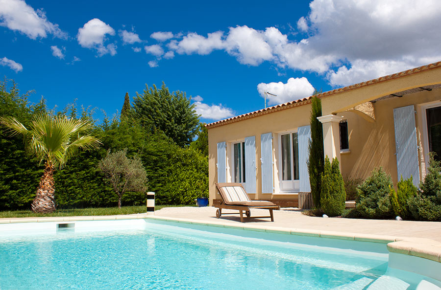 Casa con giardino e bella piscina interrata in cemento con liner celestino.