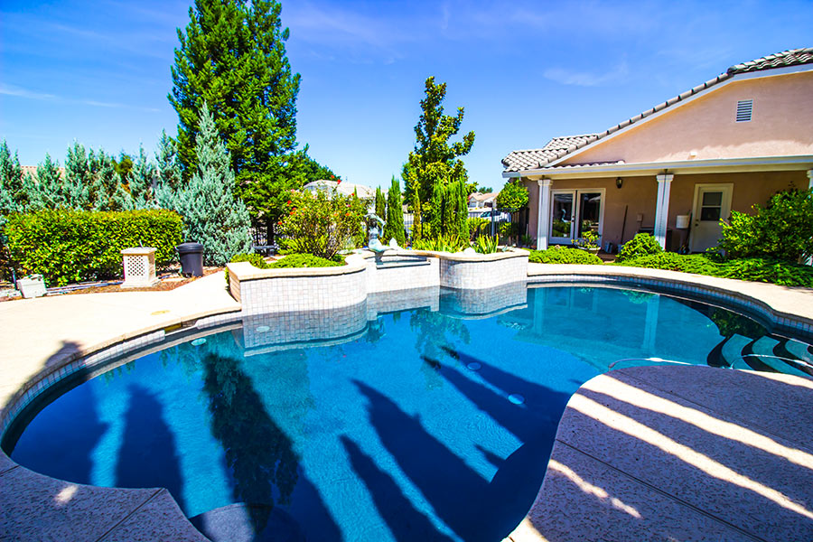 Casa con piscina interrata in giardino.