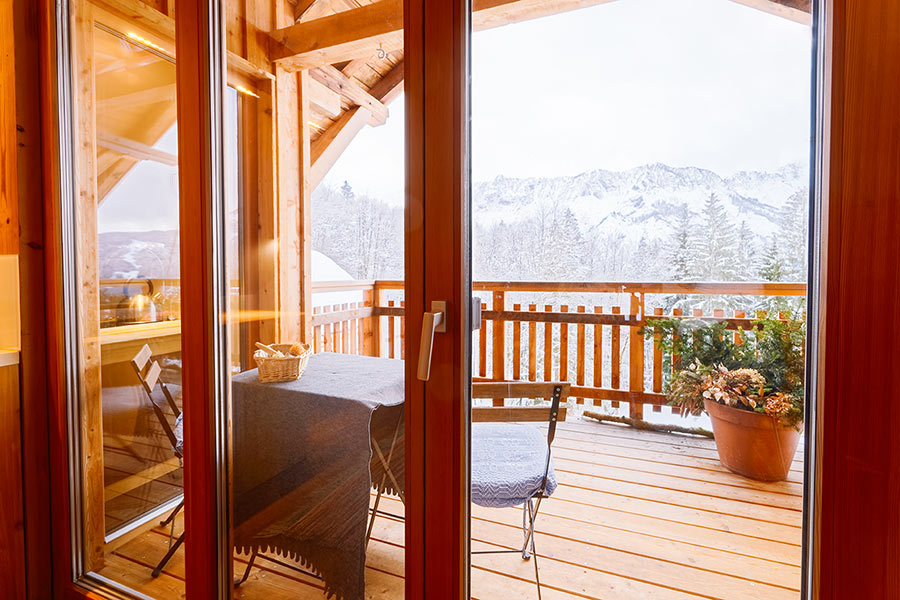 Veranda in legno con terrazzo.