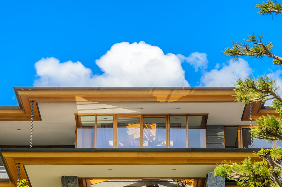 Bellissima veranda in legno al primo piano di una casa.