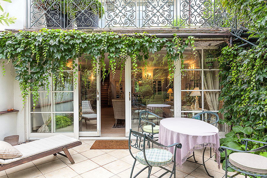 Bellissima veranda con terrazzo e piante rampicanti.