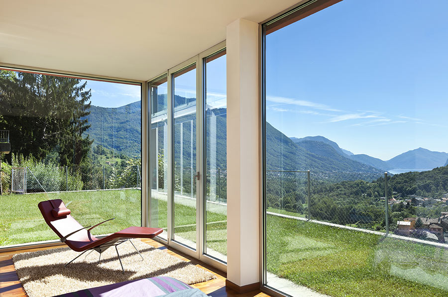 Bellissima veranda in casa con vista sul giardino