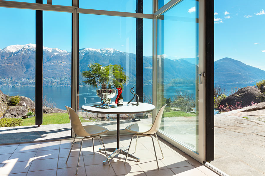 Bellissima veranda in vetro con veduta sulla montagna.