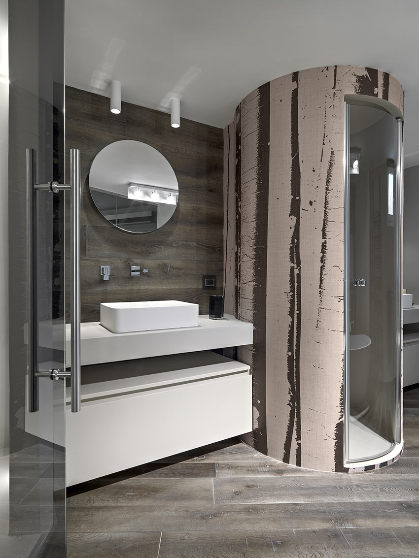 Bagno con box doccia moderno in muratura.