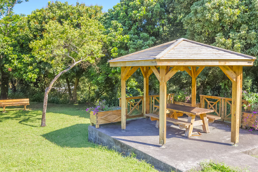 Gazebo da giardino in legno naturale.