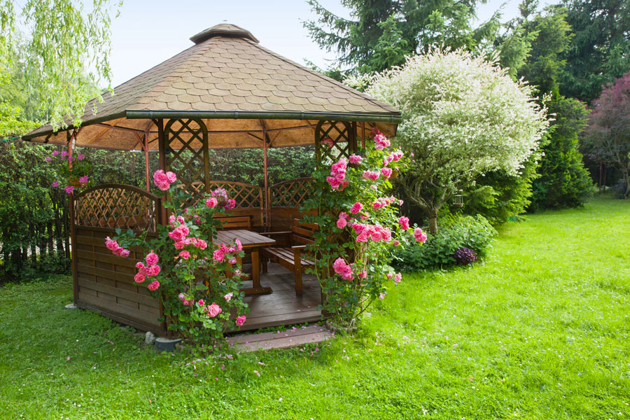 Carinissimo gazebo in legno decorato con rose.