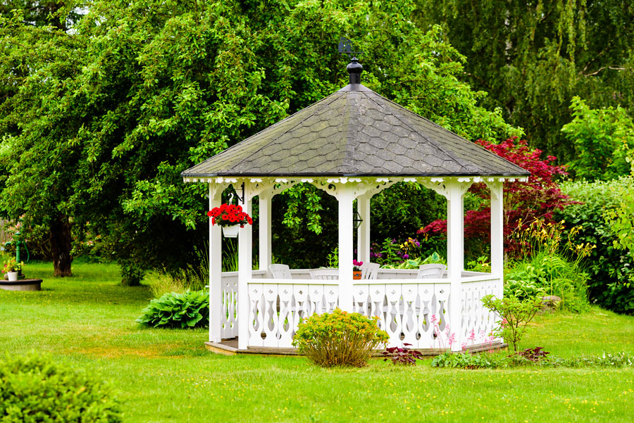 Bellissimo gazebo da giardino circolare con tetto, realizzato in legno verniciato bianco.