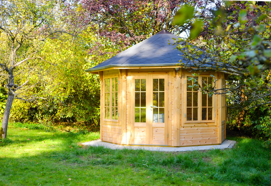 Bellissimo gazebo da giardino in legno chiuso con finestre.