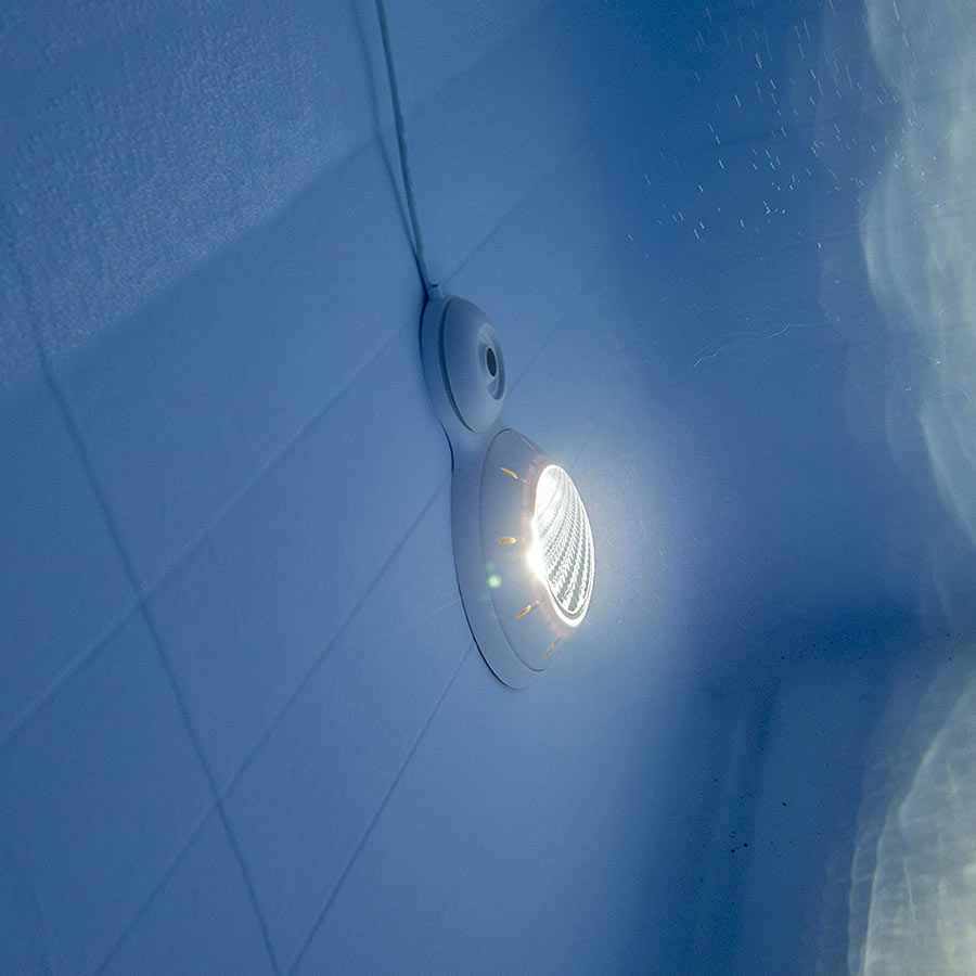 Luce per piscina senza corrente.