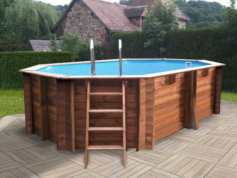 Bellissima piscina in legno da giardino con scaletta.