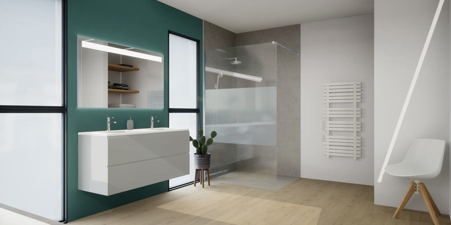 Bagno ristrutturato con parquet laminato.