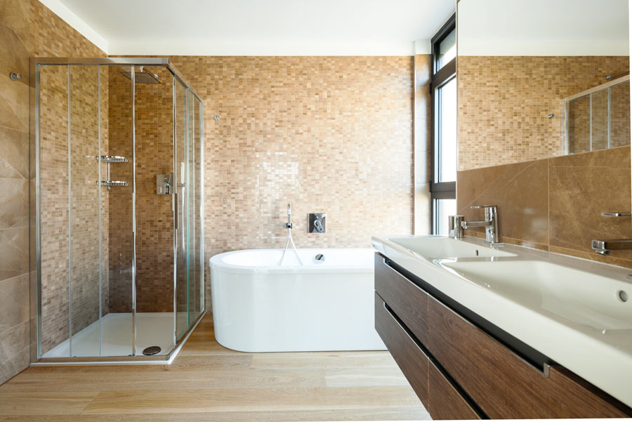 Bagno moderno con finto parquet.