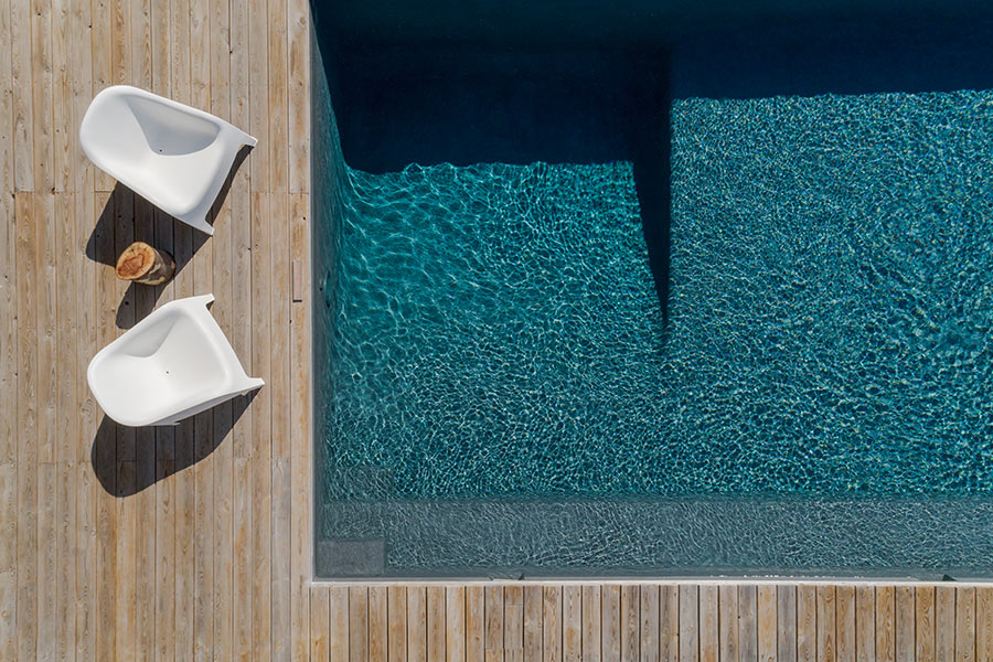 Piscina in giardino con pavimentazione in legno.