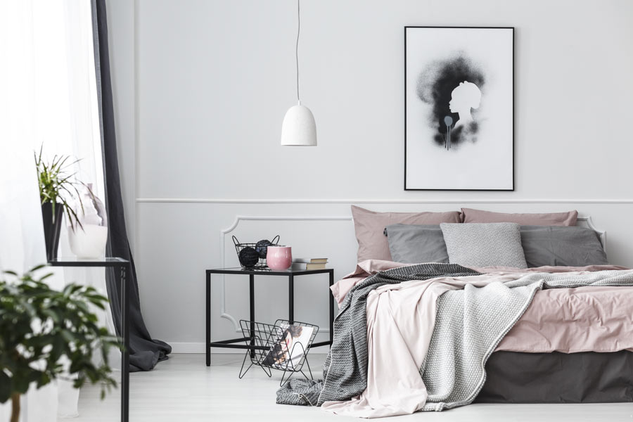 Bellissima camera da letto con pavimento in PVC bianco.