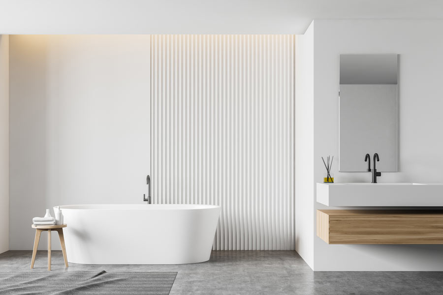 Bellissimo bagno moderno con pareti e arredi bianchi, mobile bagno in legno e pavimento in PVC grigio effetto marmo.