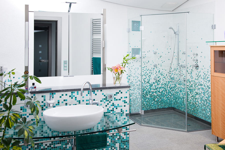 Bagno con rivestimento mosaico verde acqua.