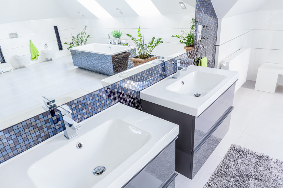 Bellissimo bagno moderno con rivestimento piastrelle mosaico blu lucido.