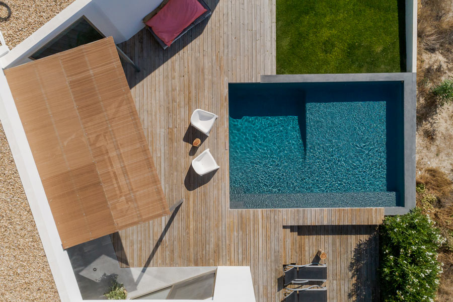 Vista dall'alto di un terrazzo con piscina a soppalco.