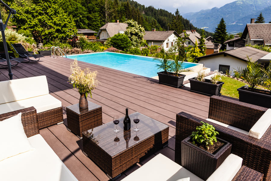 Piscina rettangolare installata sul terrazzo sfruttando il dislivello.