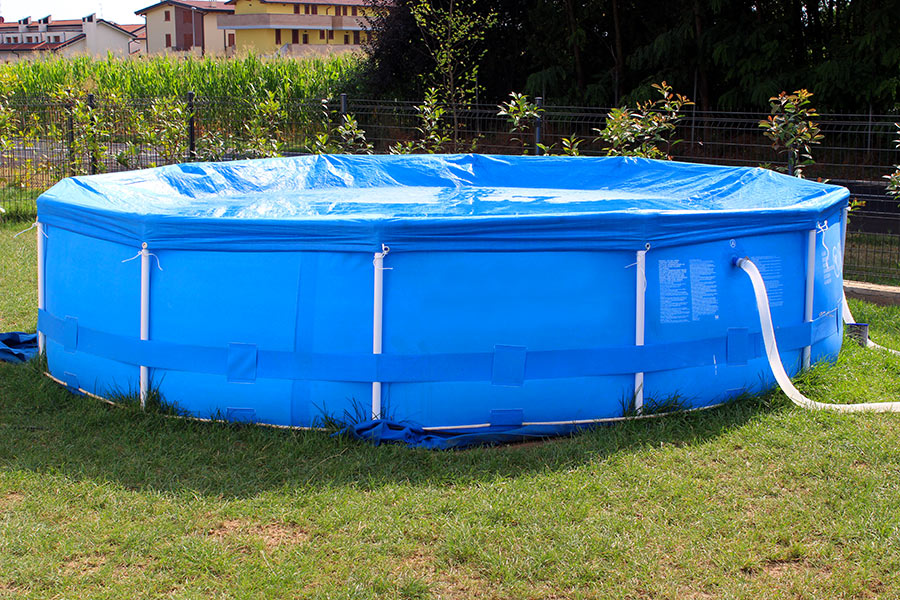 Piscina da giardino con copertura invernale.