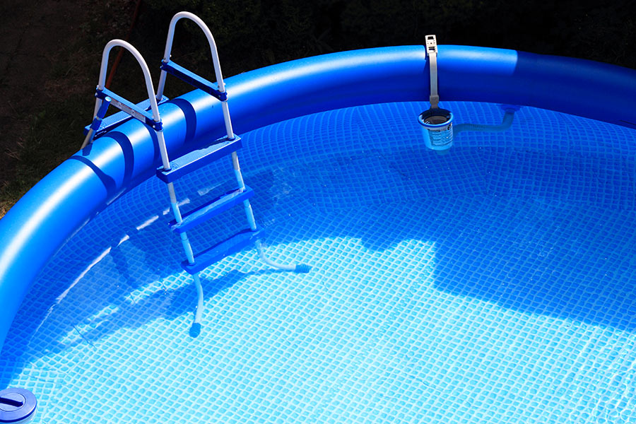 Piscina gonfiabile da giardino con scaletta.