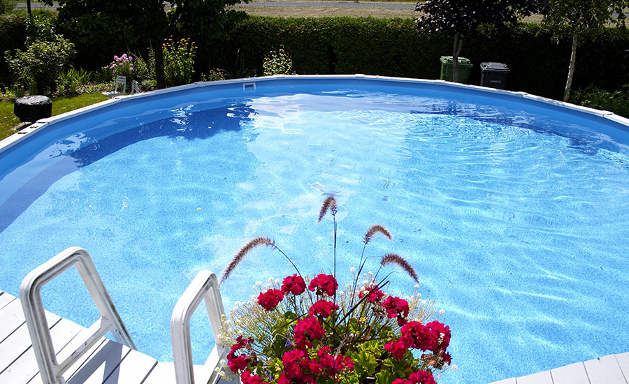 Piscina da esterno tondo con accesso rialzato.