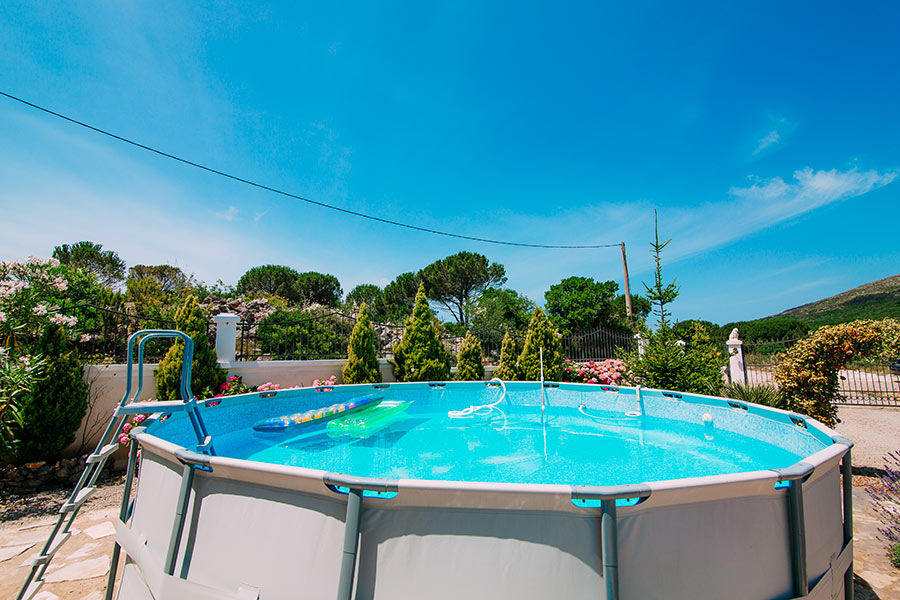 Piscina autoportante in PVC da giardino fuori terra con scala.