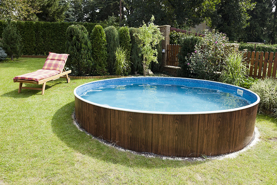 Piscina rigida da giardino in acciaio effetto legno, struttura autoportante.