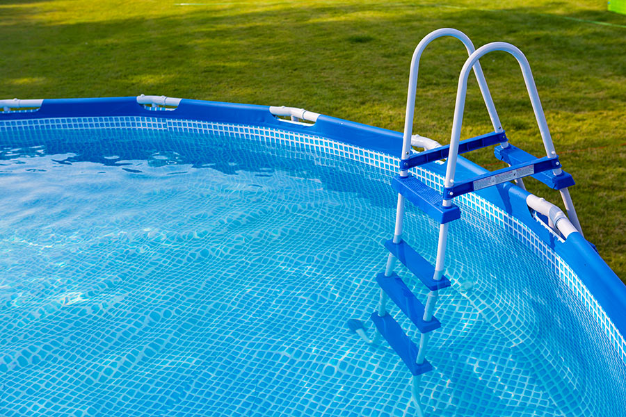 Piscina da giardino rotonda fuori terra in PVC con scaletta.