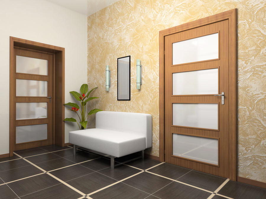 Porte battente moderne da interno in legno con inserti in vetro.