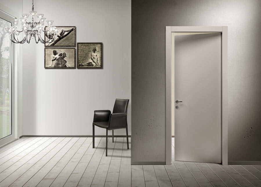 Porte interne battente in un ambiente grigio e bianco.