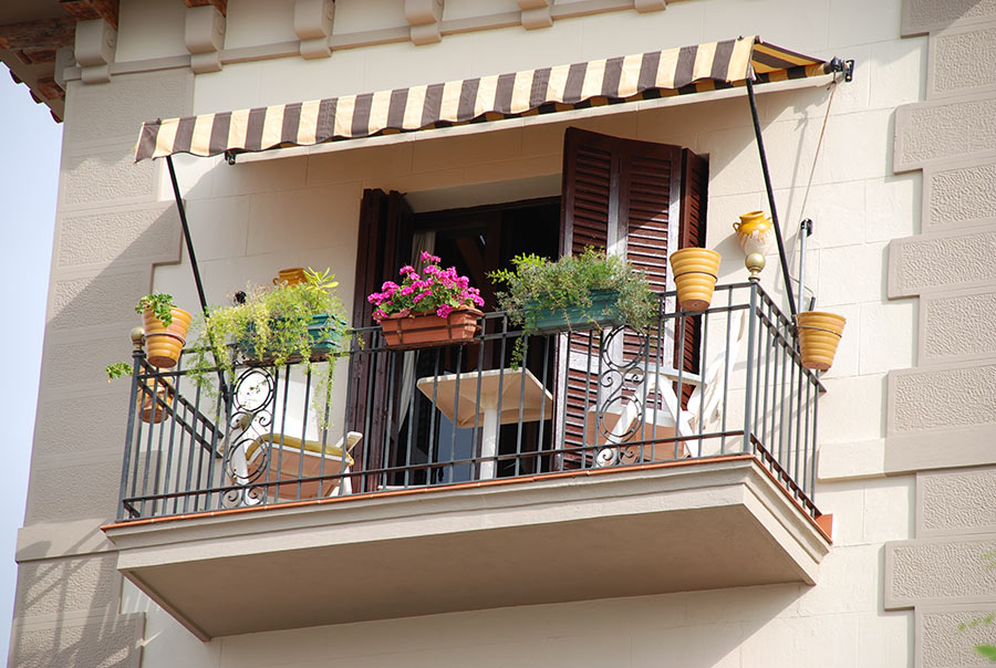 Tende da sole a strisce per balcone piccolo.