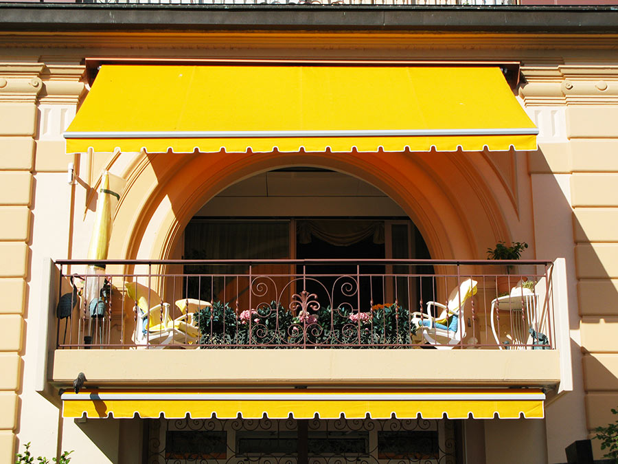 Tende da sole per esterno giallo per il balcone.